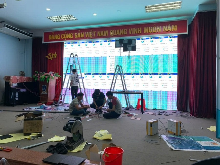 Thi Cong Man Hinh Led Trong Nha
