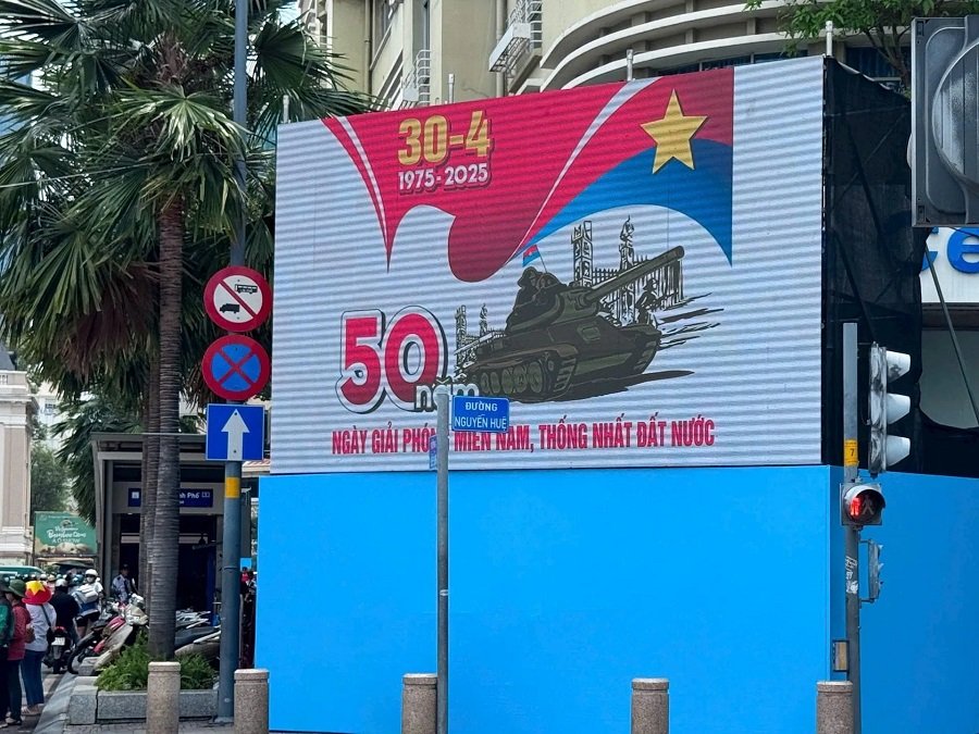 Man Hinh Led Xem Dieu Binh 30 4 2